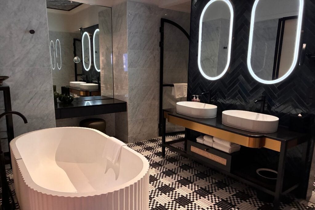QT Singapore boutique hotel Balcony Suite bathroom