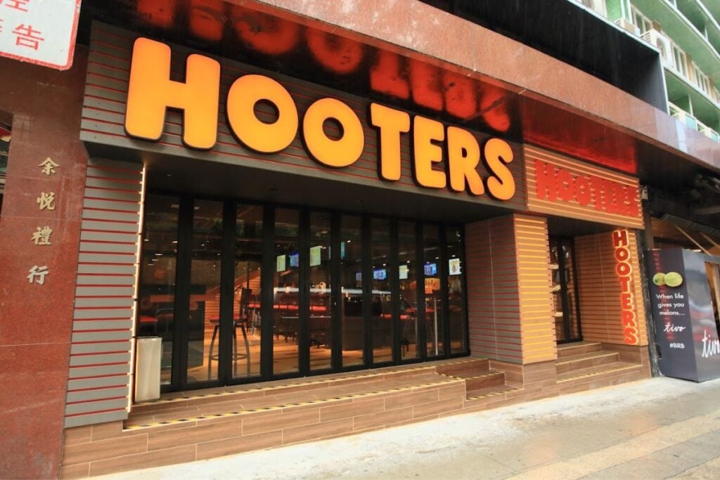 Thai Pai Dong Hooters style restaurant Central June